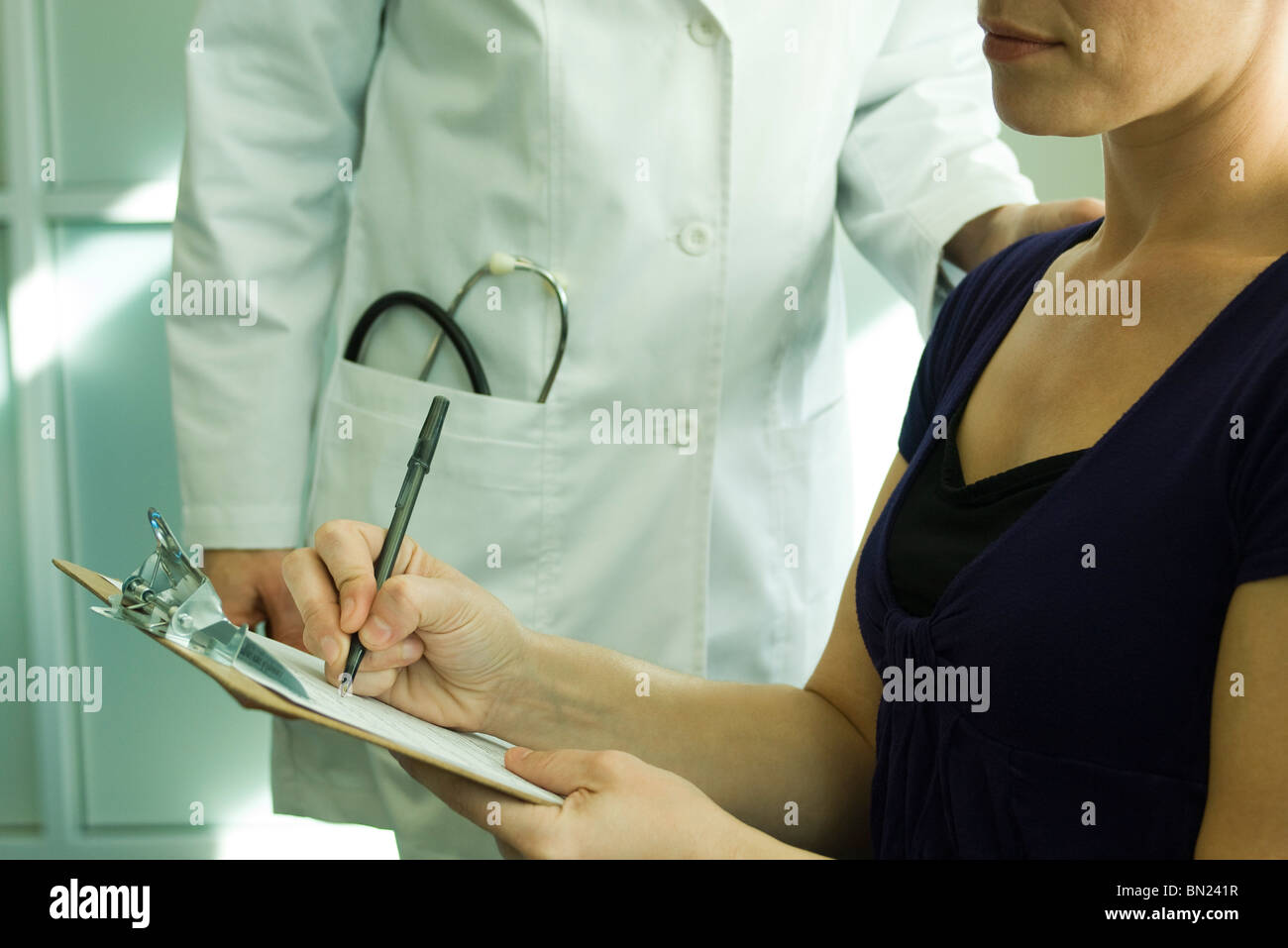 Paziente di completare la documentazione medica Foto Stock