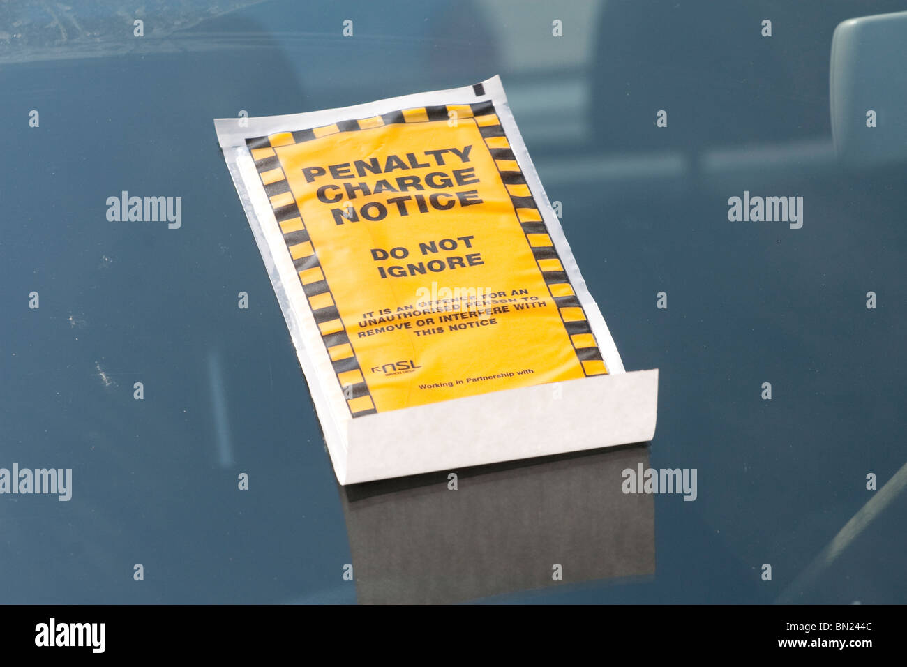 Una penalità avviso incollato sul parabrezza di un auto per parcheggiare il proprio veicolo dove non è consentito Foto Stock