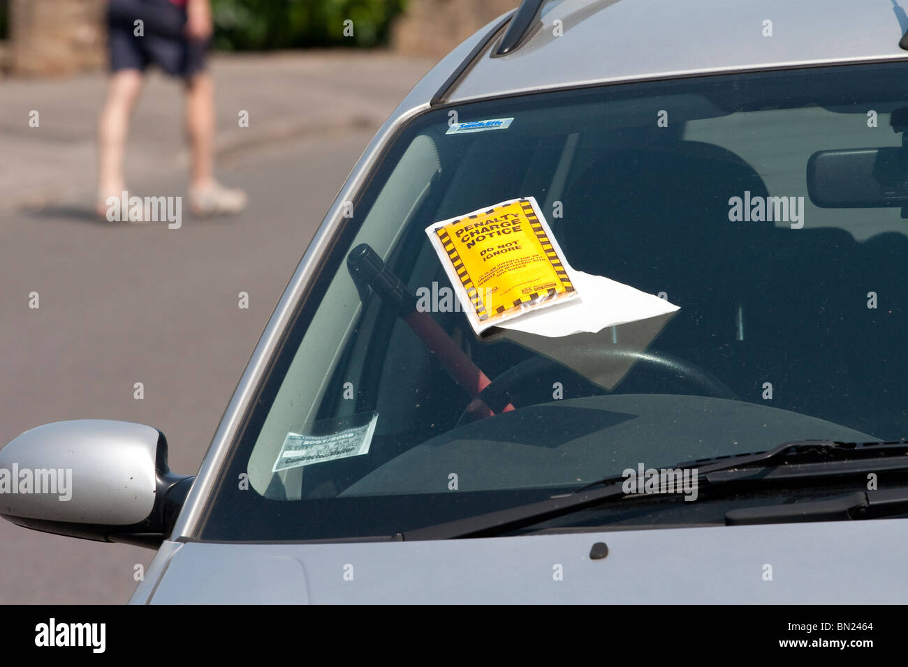 Una penalità avviso incollato sul parabrezza di un auto per parcheggiare il proprio veicolo dove non è consentito Foto Stock