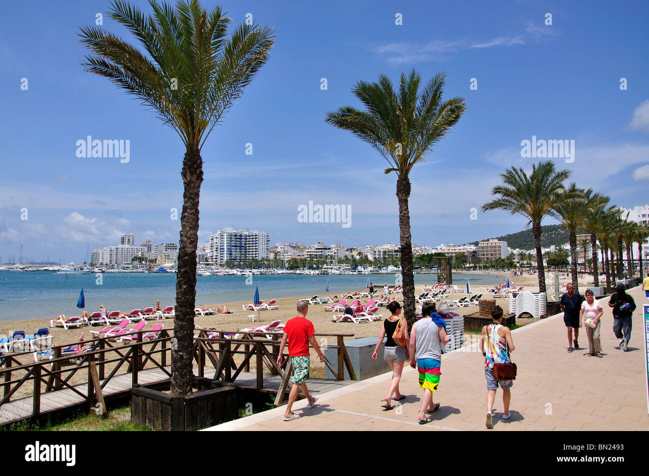 Spiaggia e il lungomare con vista, Platja de s' Arenal, Sant Antoni de Portmany, Ibiza, Isole Baleari, Spagna Foto Stock