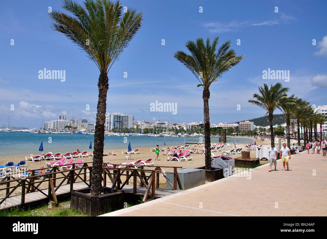 Spiaggia e il lungomare con vista, Platja de s' Arenal, Sant Antoni de Portmany, Ibiza, Isole Baleari, Spagna Foto Stock
