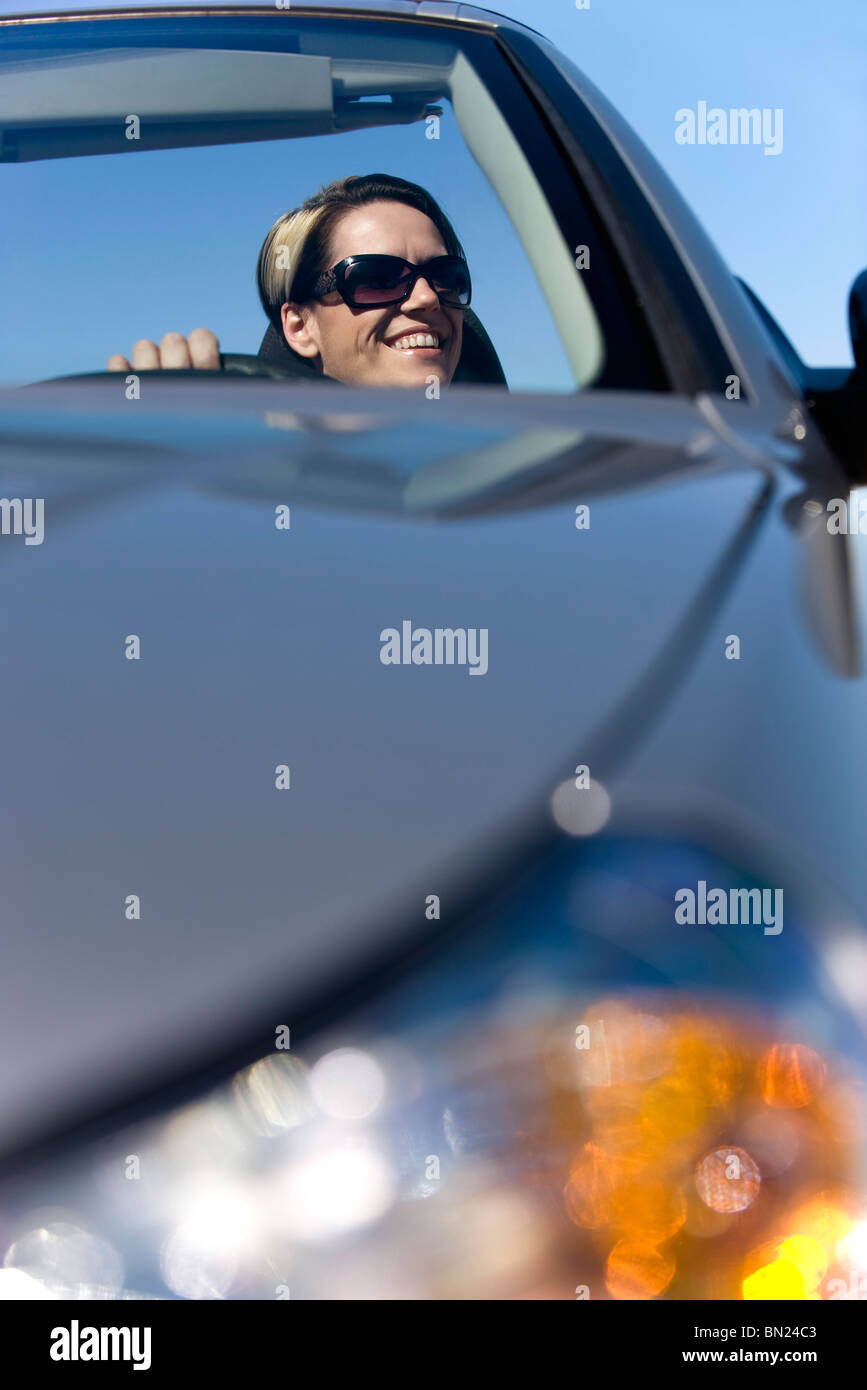 Donna godendo di guidare sulla giornata di sole Foto Stock