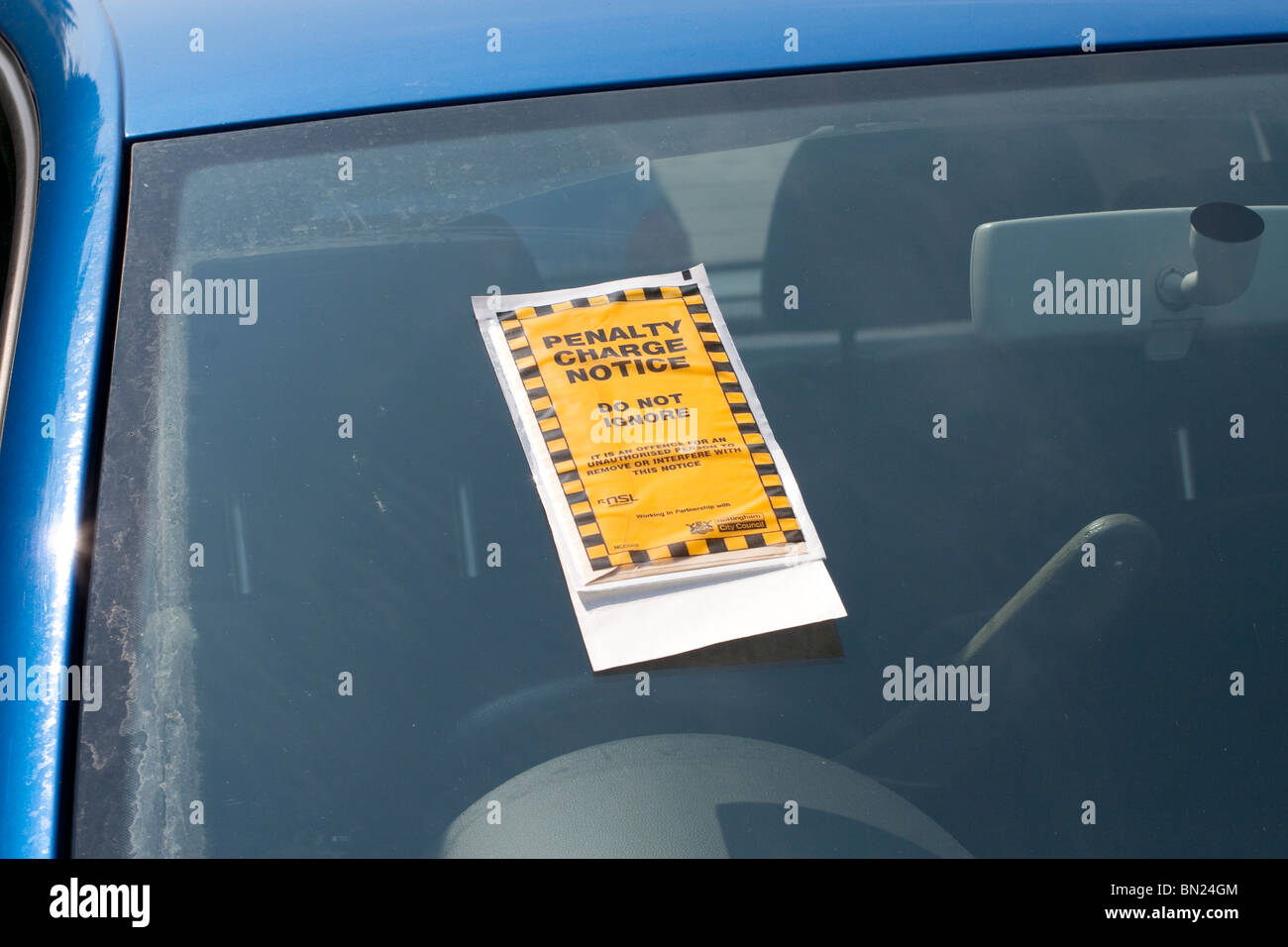 Una penalità avviso incollato sul parabrezza di un auto per parcheggiare il proprio veicolo dove non è consentito Foto Stock