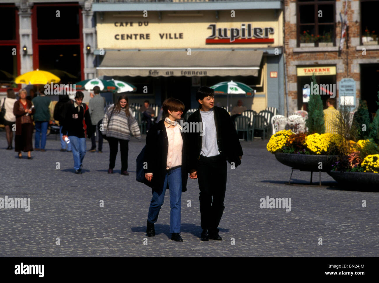 Belgi, popolo belga, belga, giovani uomo, giovane donna, giovane, Grand Place, città di mons, mons, regione vallona, Belgio, Europa Foto Stock