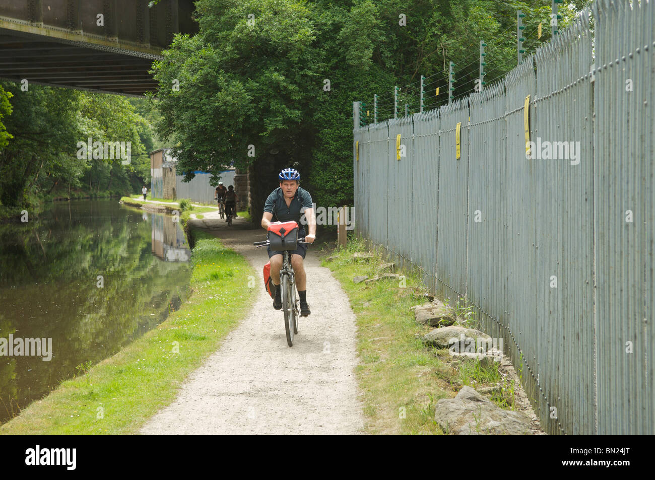 Escursioni in bicicletta lungo la Rochdale canal a Hebden Bridge,West Yorkshire, Inghilterra Foto Stock