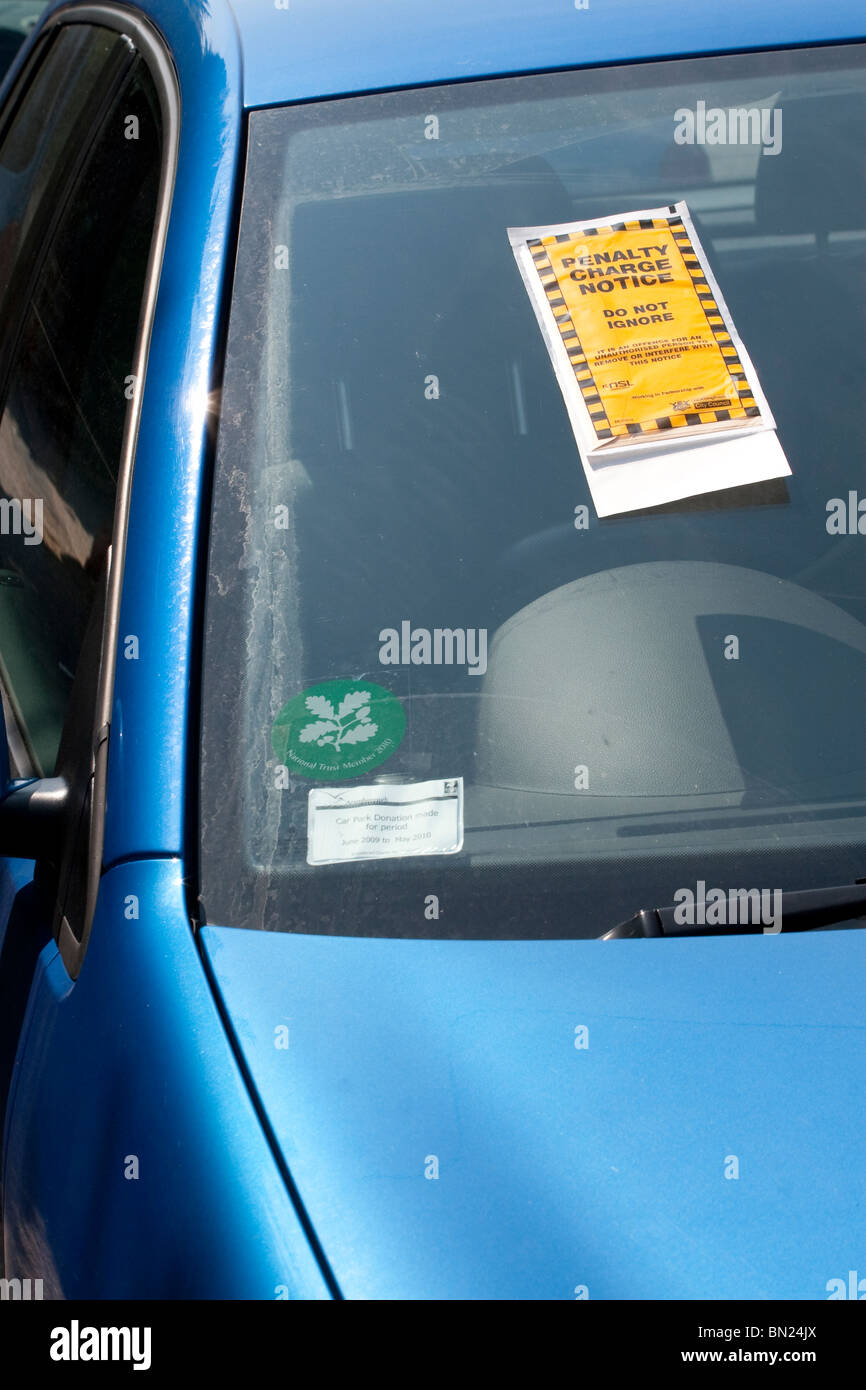 Una penalità avviso incollato sul parabrezza di un auto per parcheggiare il proprio veicolo dove non è consentito Foto Stock