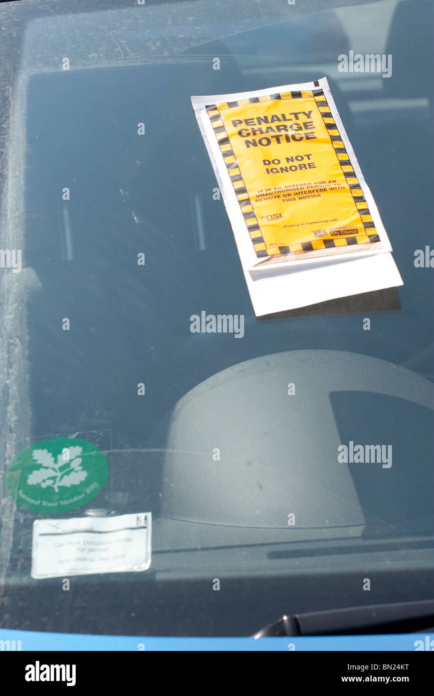 Una penalità avviso incollato sul parabrezza di un auto per parcheggiare il proprio veicolo dove non è consentito Foto Stock