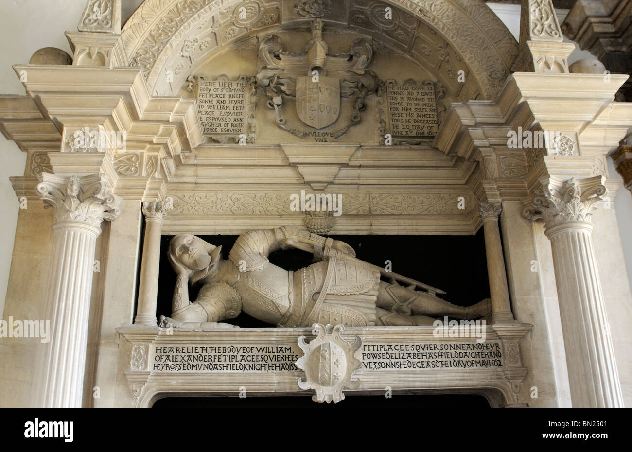 Famiglia Fettiplace effigi reclining figure di marmo nella Chiesa Parrocchiale di St Mary Swinbrook Oxfordshire England Regno Unito Foto Stock