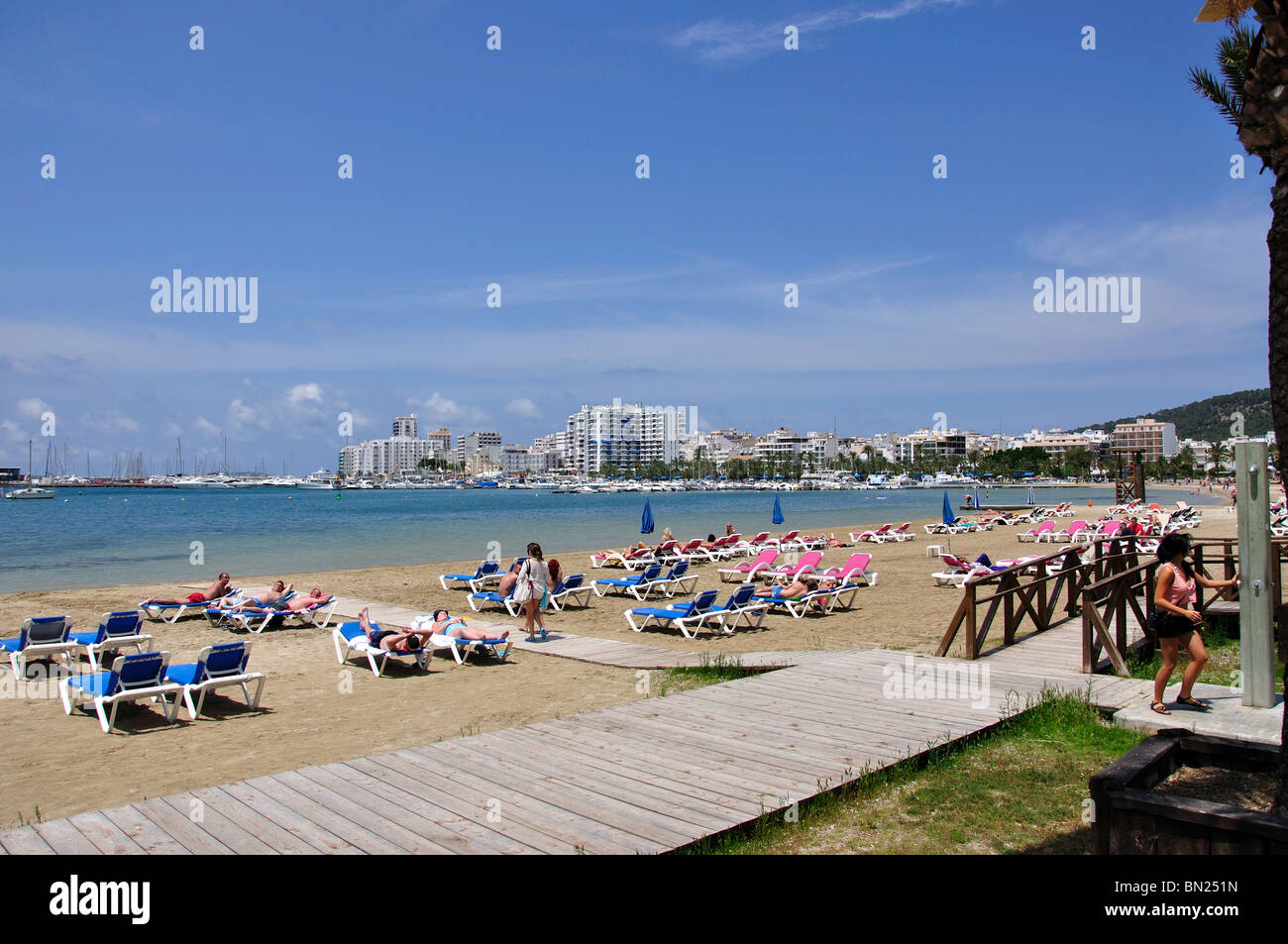 Spiaggia e il lungomare con vista, Platja de s' Arenal, Sant Antoni de Portmany, Ibiza, Isole Baleari, Spagna Foto Stock