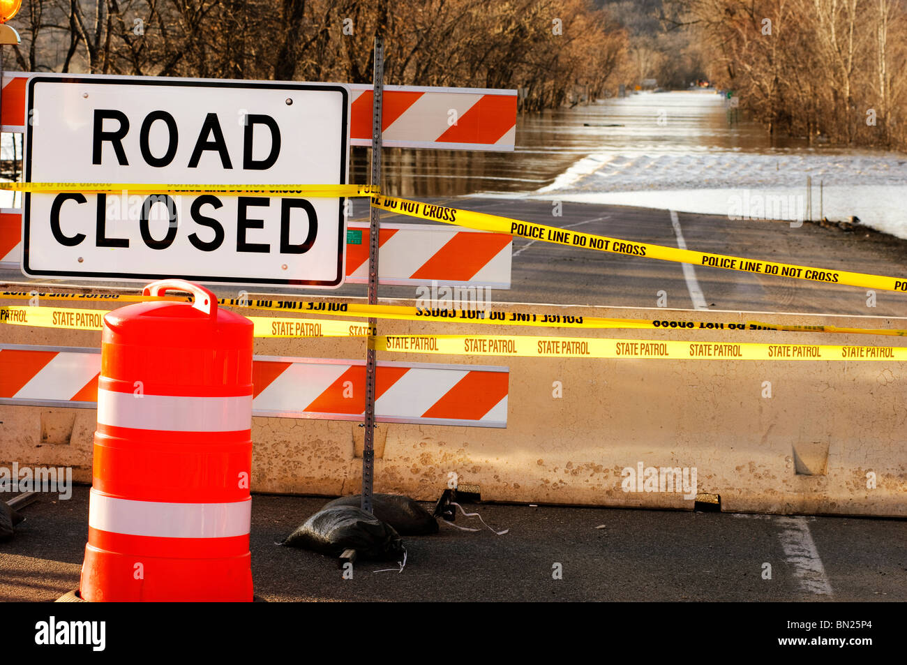 Le acque di esondazione del fiume Minnesota flusso sopra l'autostrada 101 a nord di downtown Shakopee, Minnesota nel marzo 2010. Foto Stock