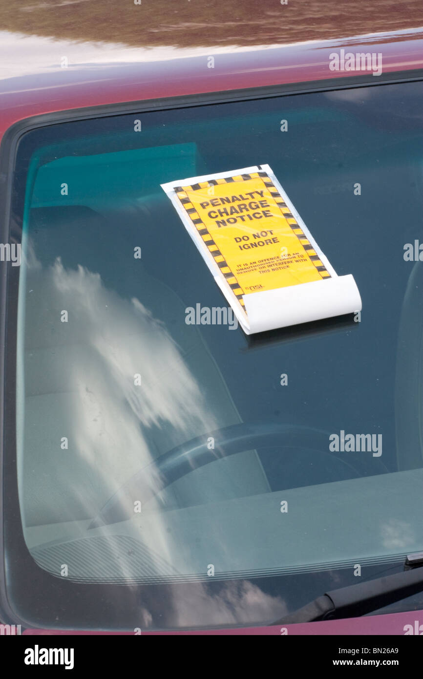 Una penalità avviso incollato sul parabrezza di un auto per il parcheggio vi veicolo nei casi in cui non è consentito Foto Stock