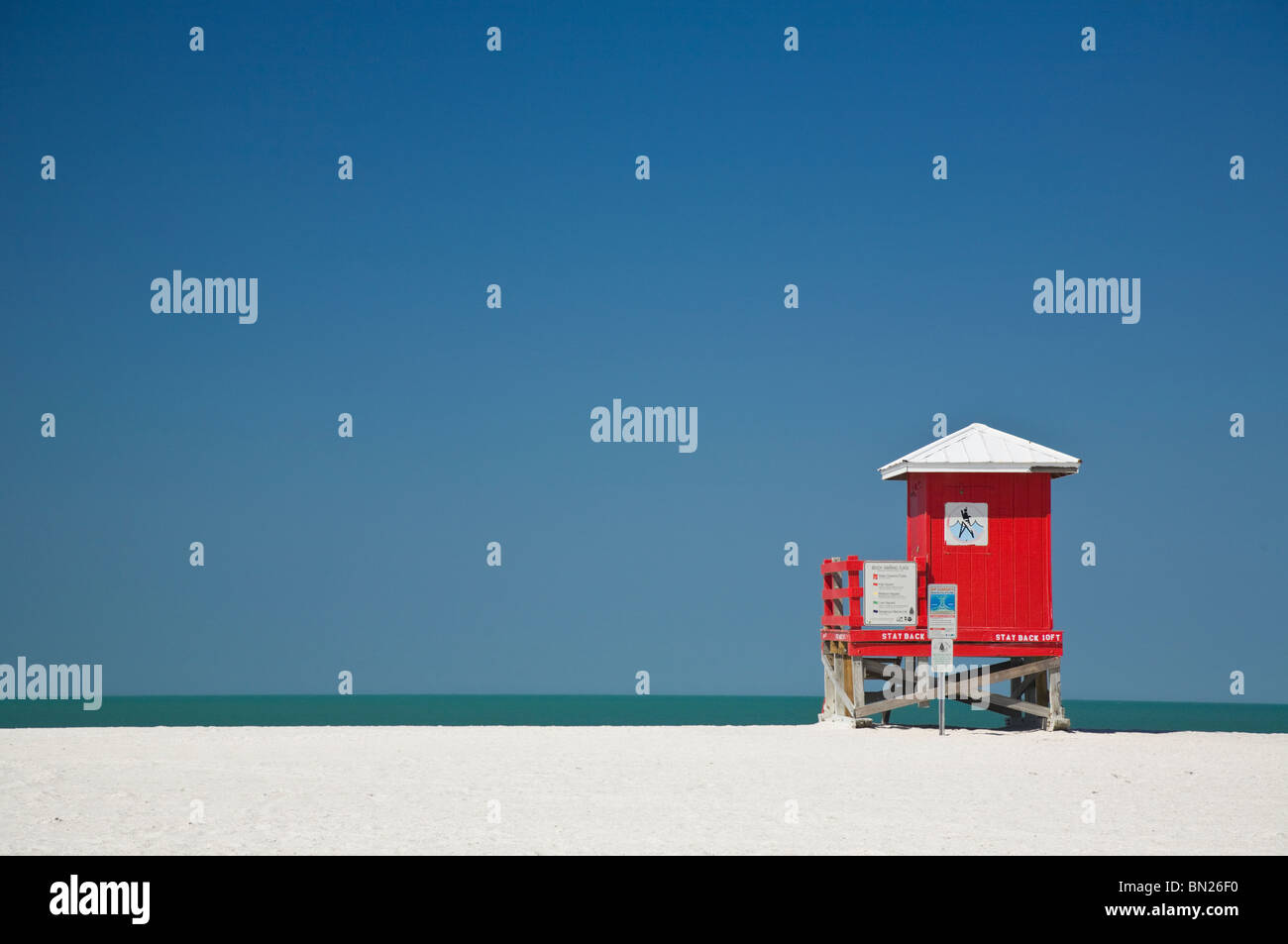 Stazione bagnino, rosso e bianco e sabbia Key Beach, Florida Foto Stock