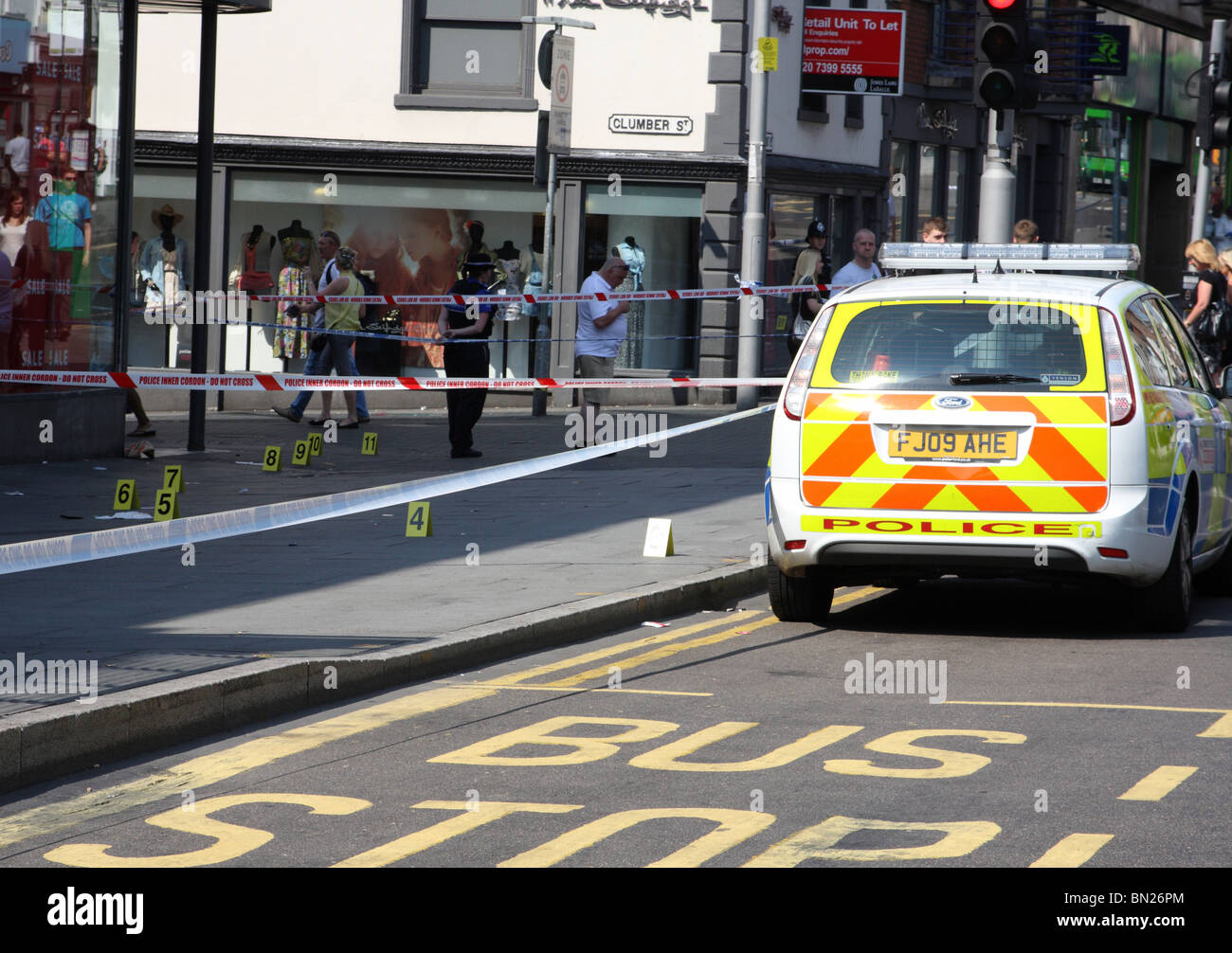 Una scena del crimine in una strada a Nottingham, Inghilterra, Regno Unito Foto Stock