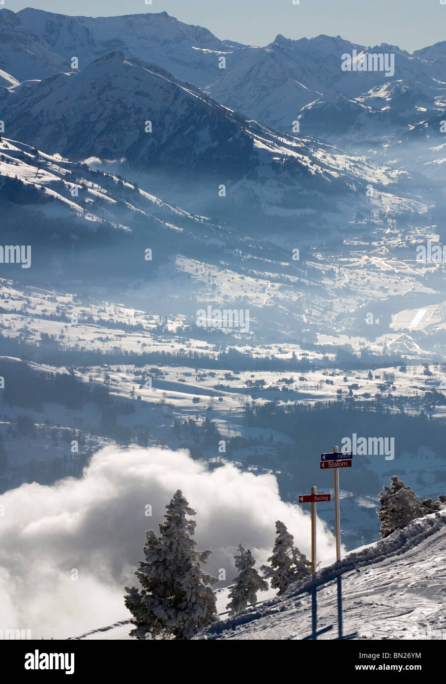 Alpi svizzere ski resort al niederhorn vicino a Beatenberg: piste da sci e slittino piste e vista sulle Alpi Foto Stock