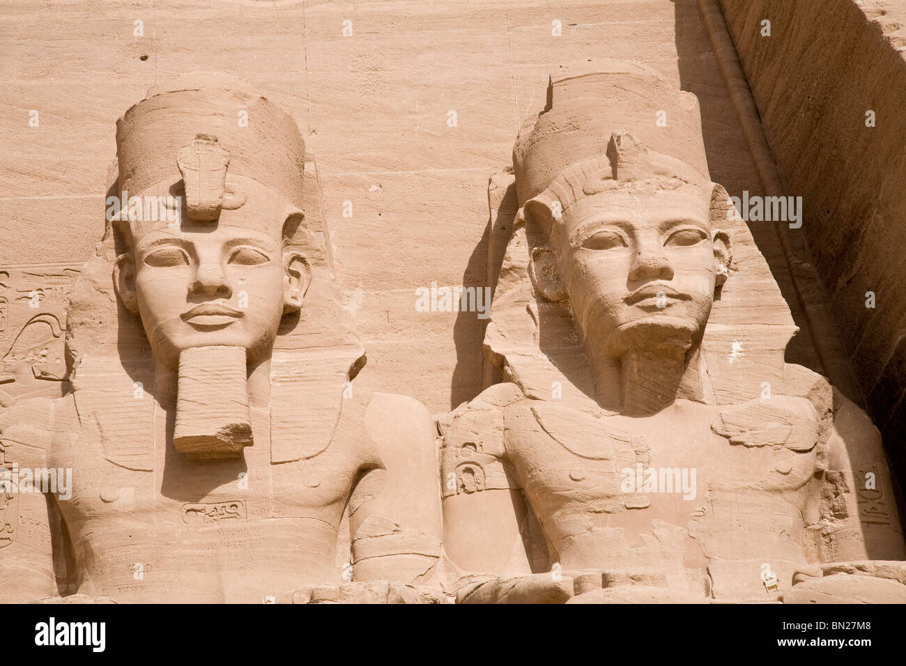 Le statue di Ramses 11 fuori dall'entrata di Abu Simbel Foto Stock