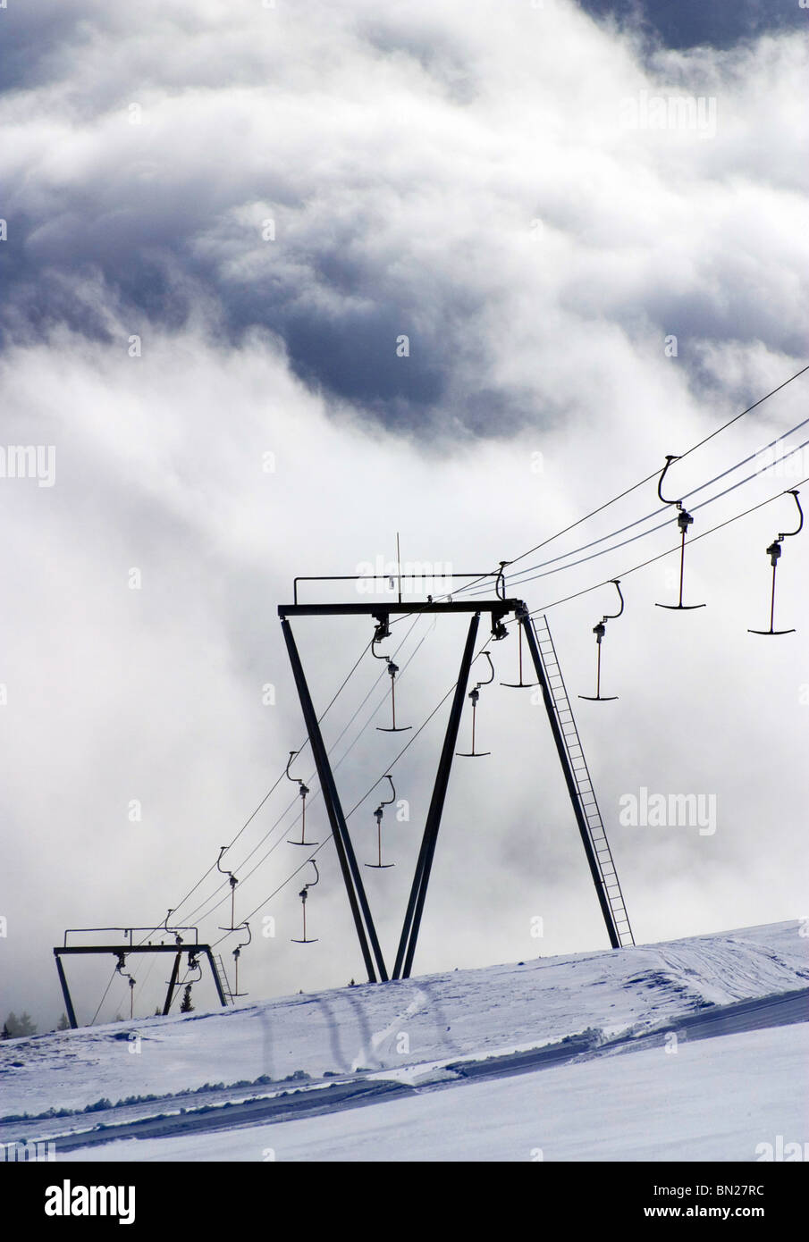 Swiss Ski Resort: sci trascina il sollevamento in Beatenberg Niederhorn ski resort Oberland Bernese Alpi Svizzere Foto Stock