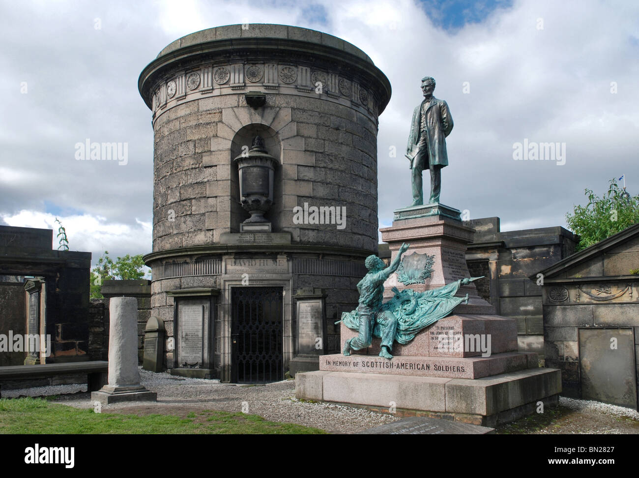 La tomba di David Hume accanto al monumento a Scottish-Americans che hanno combattuto nella guerra civile americana. Foto Stock
