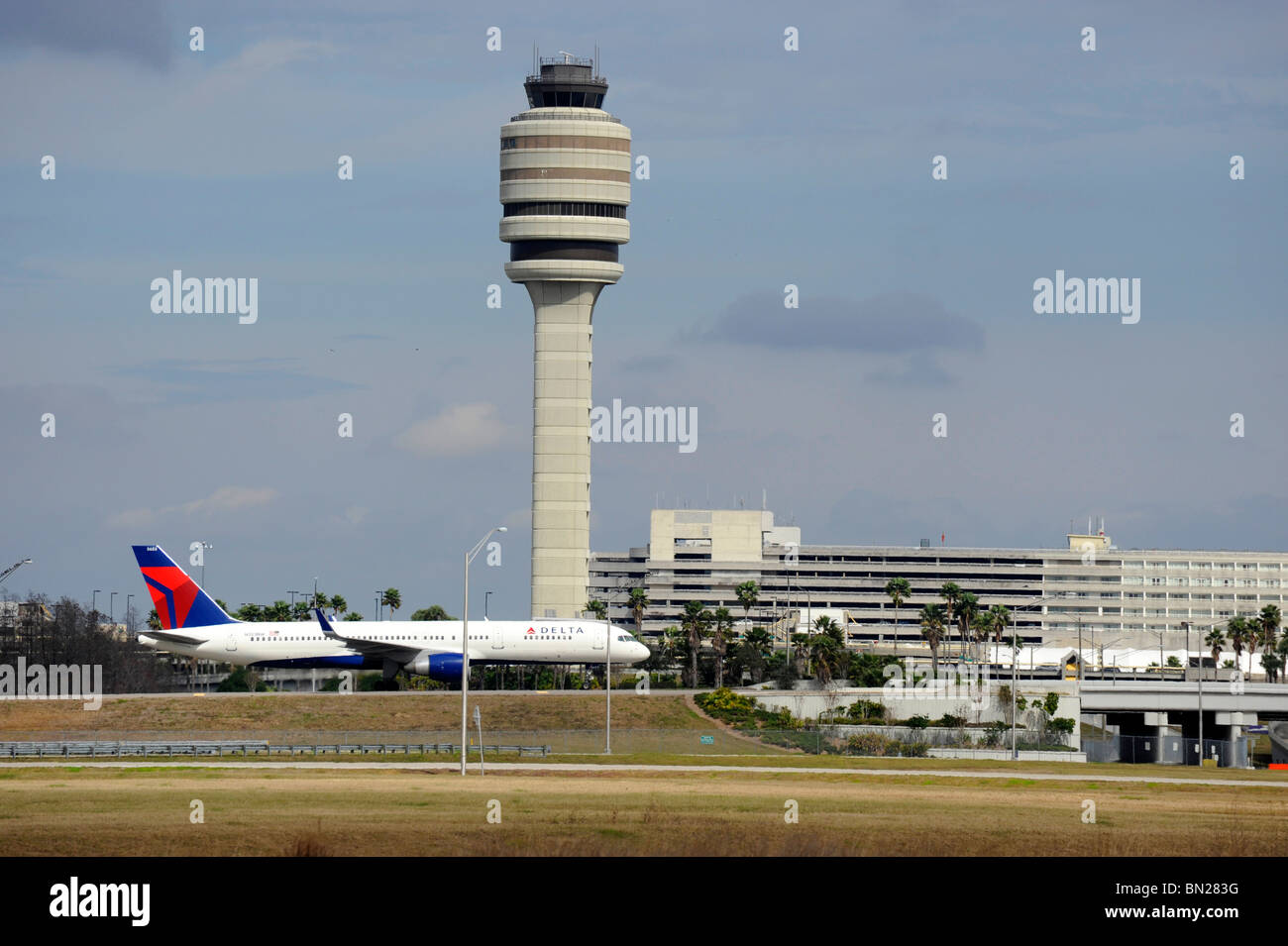 Delta aereo di linea in arrivo su asfalto a Orlanda Florida airport Foto Stock