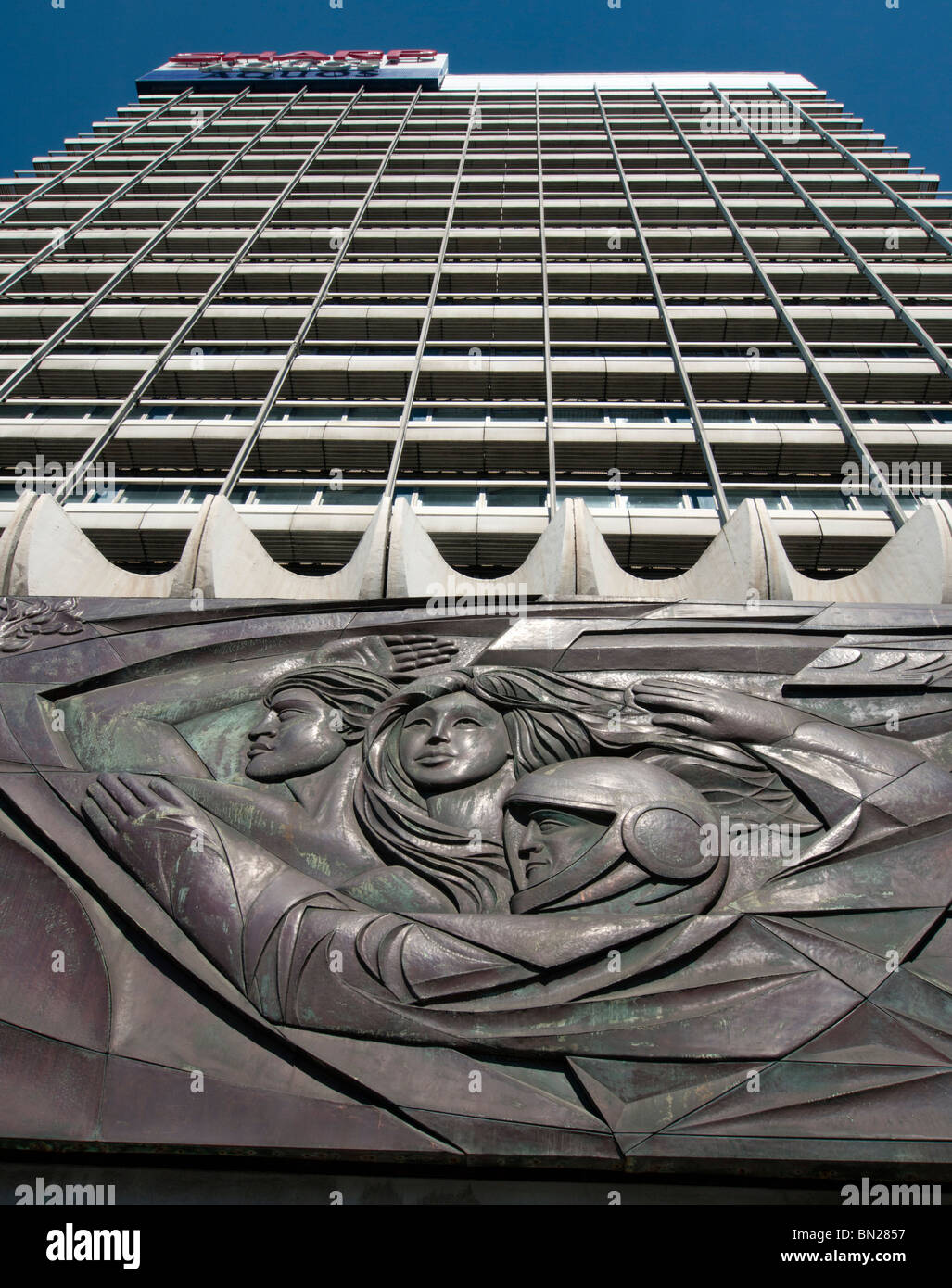 Dettaglio del comunista era patriottico scultura in acciaio sulla facciata della torre di uffici a Alexanderplatz in fromer East Berlino Germania Foto Stock