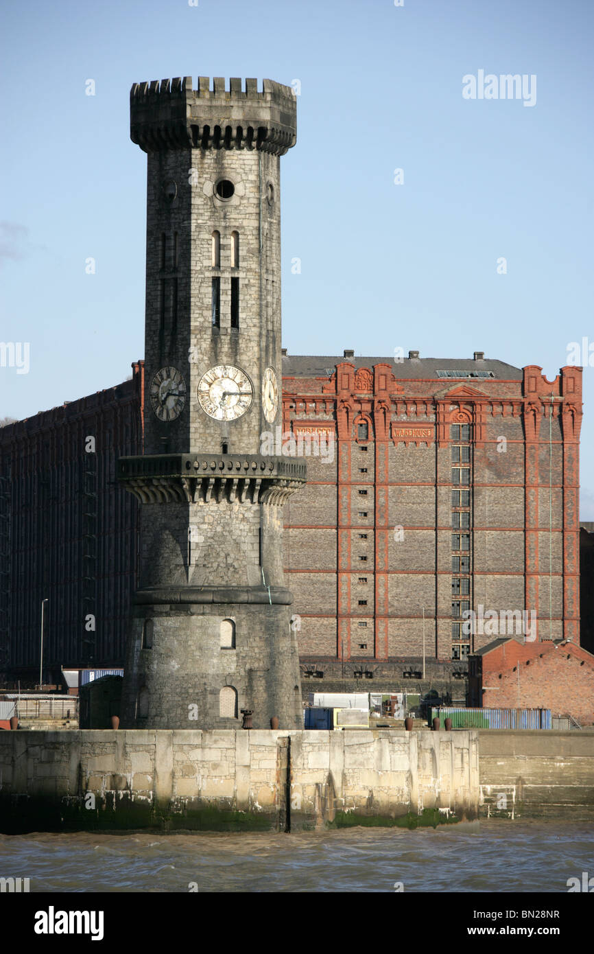 La città di Liverpool, in Inghilterra.xix secolo Jesse Hartley progettato in stile gotico Il Grade ii Listed Victoria Torre dell Orologio a Salisbury Docks. Foto Stock