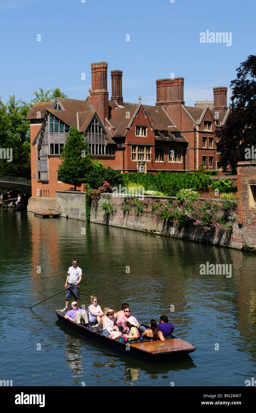 Punting sul fiume Cam dalla libreria Jerwood al Trinity Hall College di Cambridge, Inghilterra, Regno Unito Foto Stock