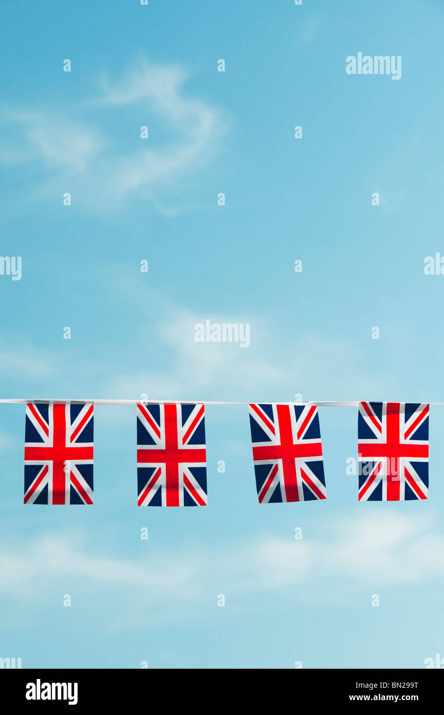 Union Jack flag bunting contro un cielo blu Foto Stock