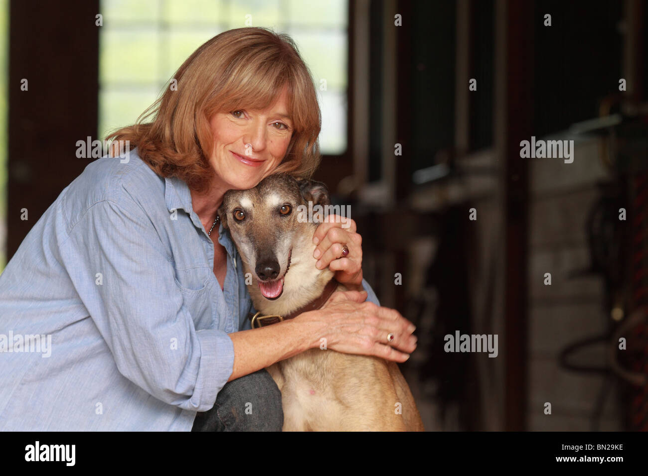 Bella donna matura con il cane Foto Stock