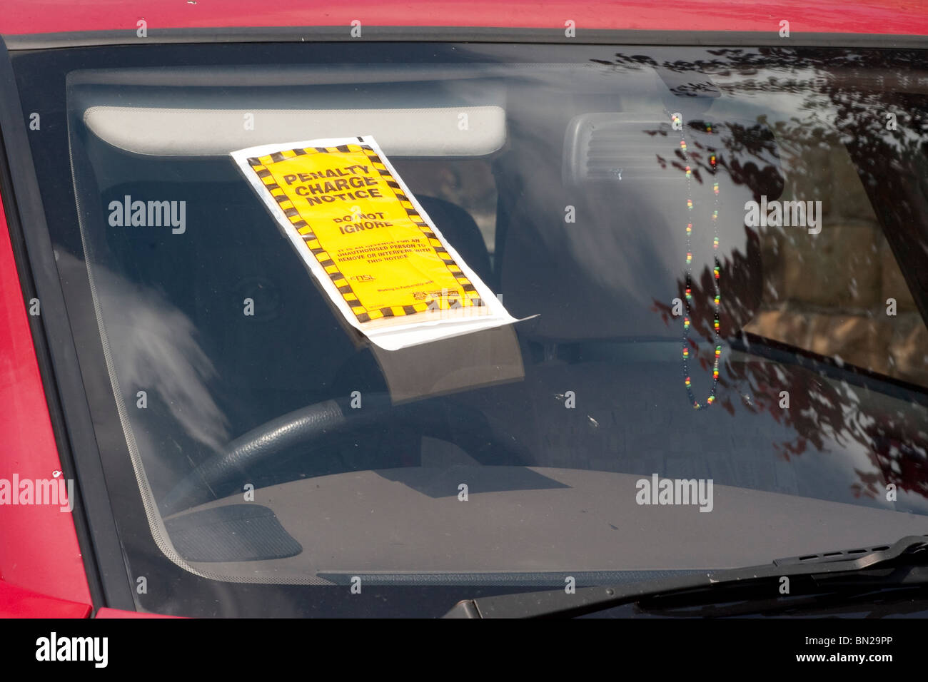 Una penalità avviso incollato sul parabrezza di un auto per il parcheggio vi veicolo nei casi in cui non è consentito Foto Stock