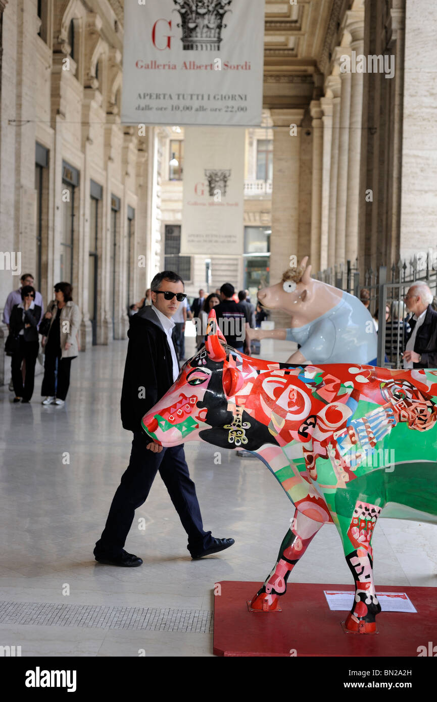 Cow Parade, Arte Fiera con colorate statue di vacca, Roma, Italia Foto Stock