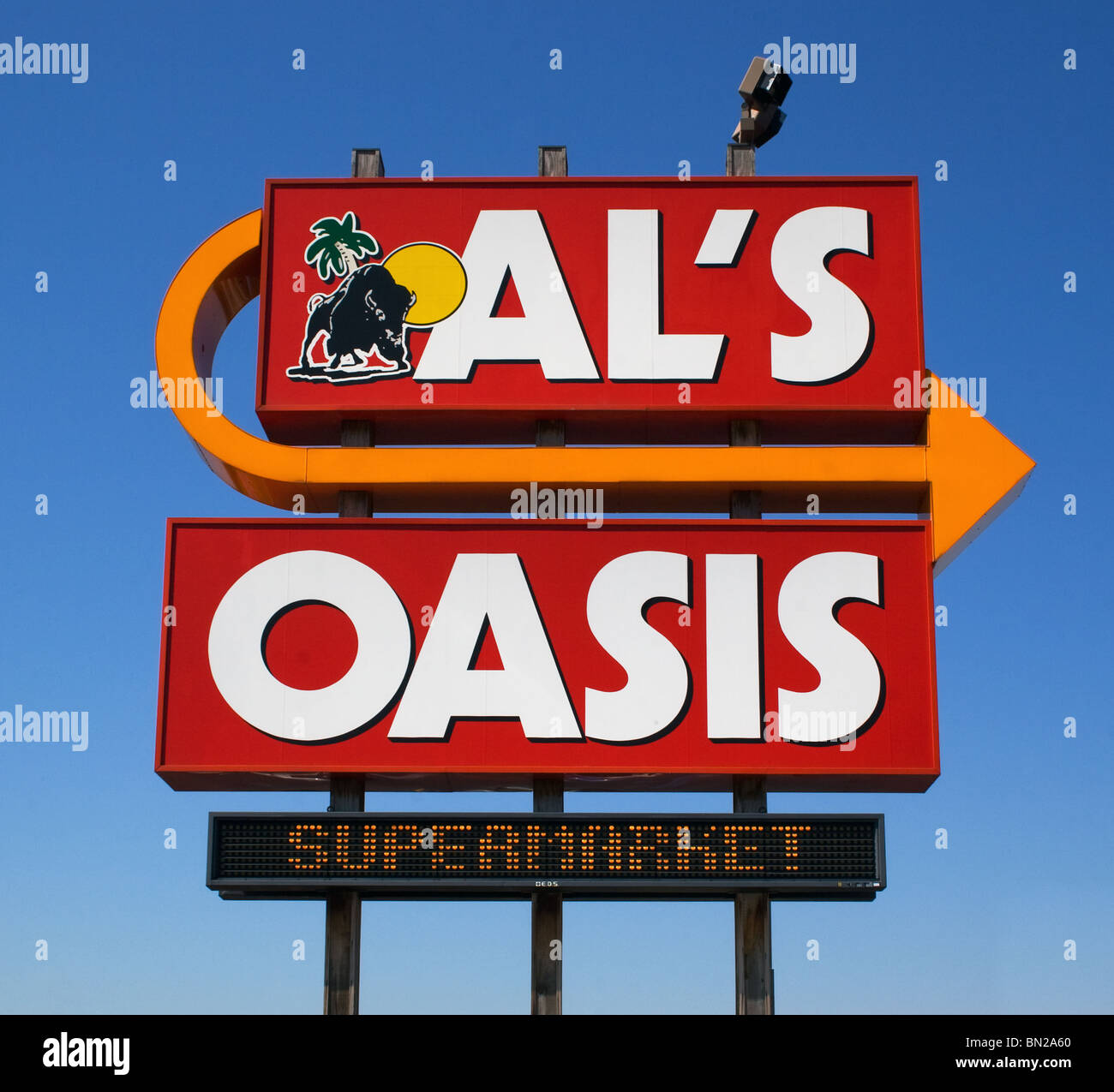 Cartello retrò per la fermata e il ristorante di all's Oasis lungo l'Interstate 90 a Chamberlain, South Dakota. Foto Stock