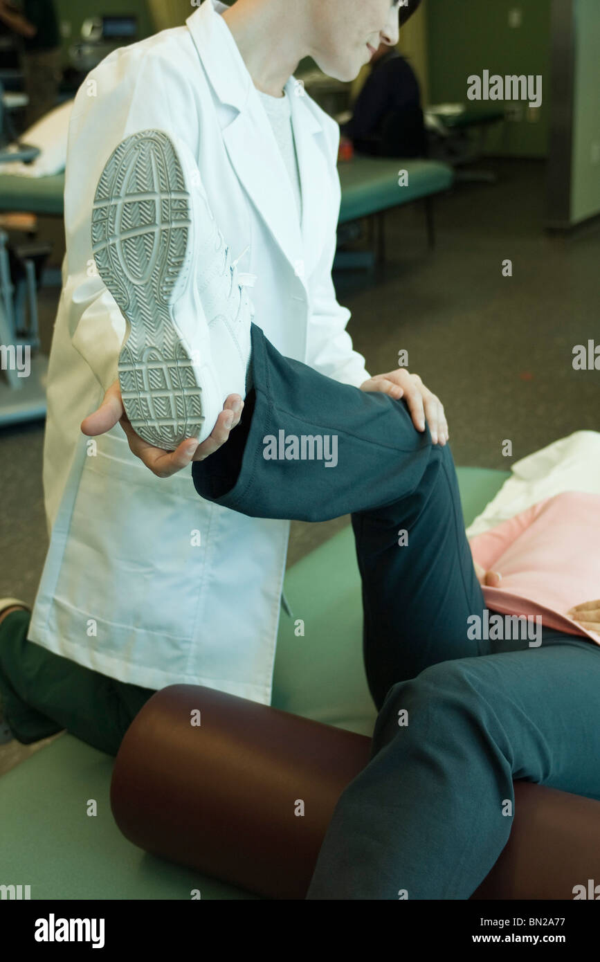 Paziente che riceve la terapia fisica trattamento Foto Stock