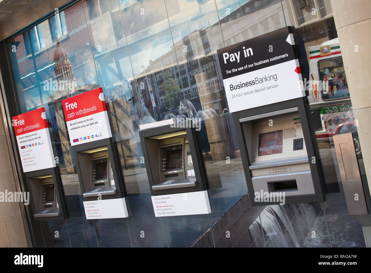 Bancomat presso una banca in una città del Regno Unito. Foto Stock