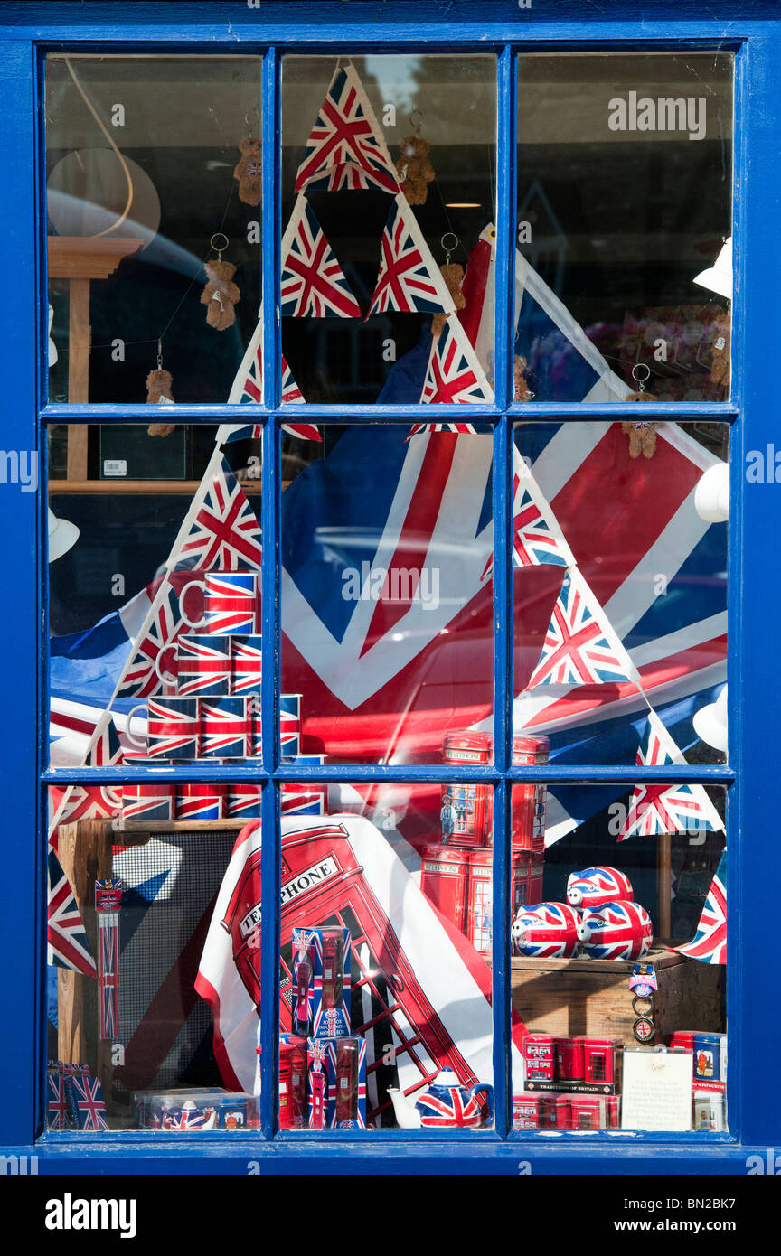Union Jack Flag, bunting e doni turistico nella vetrina di un negozio in Stow on the Wold, Cotswolds, Inghilterra Foto Stock