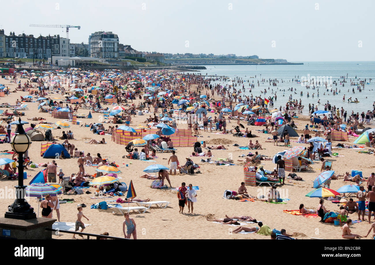 Un affollato Margate Beach su una calda estate weekend, Inghilterra Foto Stock