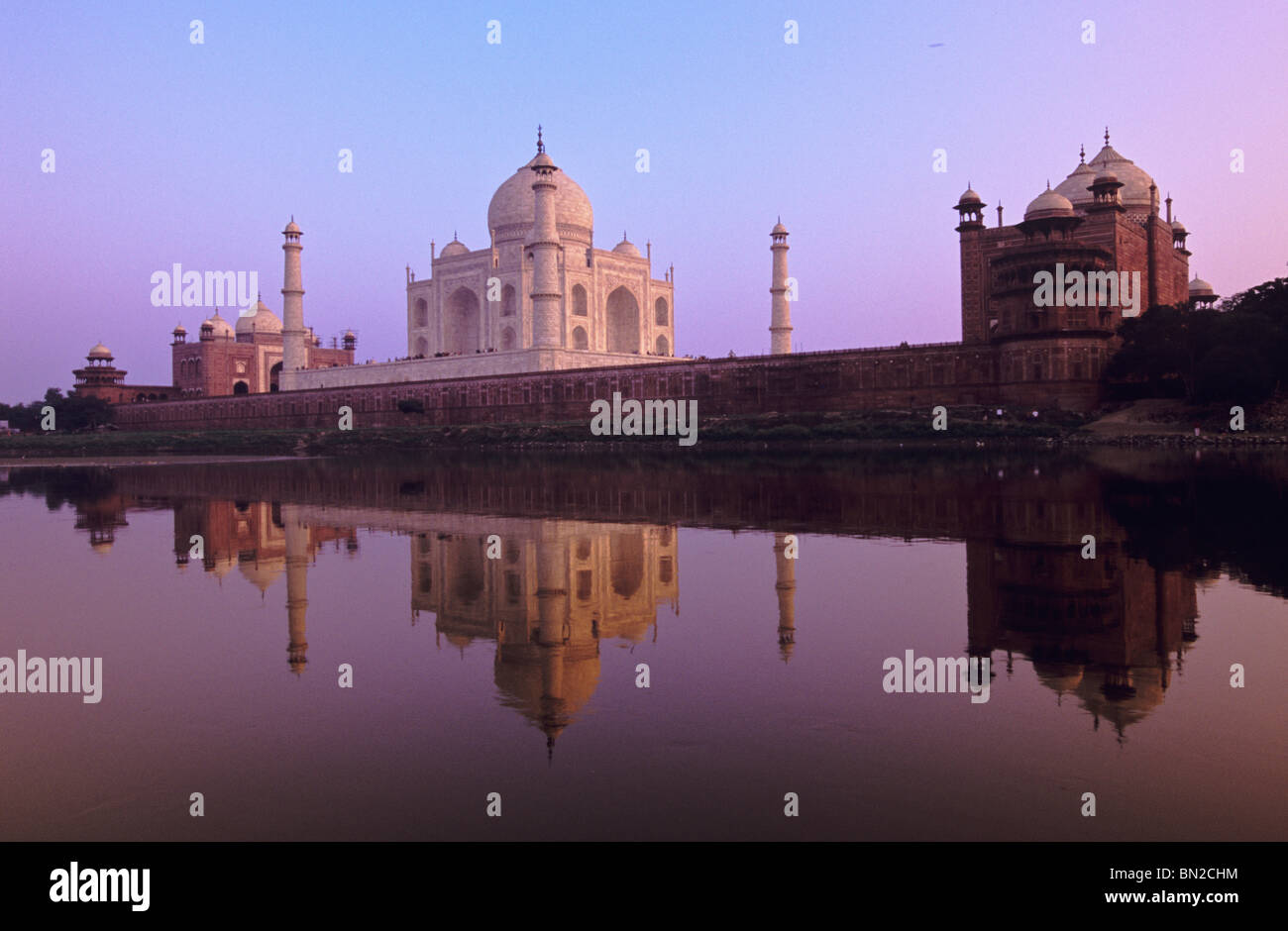 Il magnifico Taj Mahal sul fiume Yamuna è stato descritto come una preghiera una visione un sogno una poesia una meraviglia Agra India Foto Stock