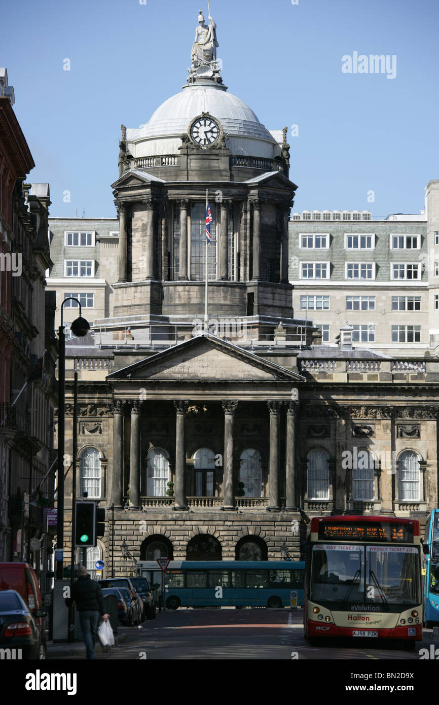 La città di Liverpool, in Inghilterra. Castle Street con il Municipio di Liverpool in background. Foto Stock