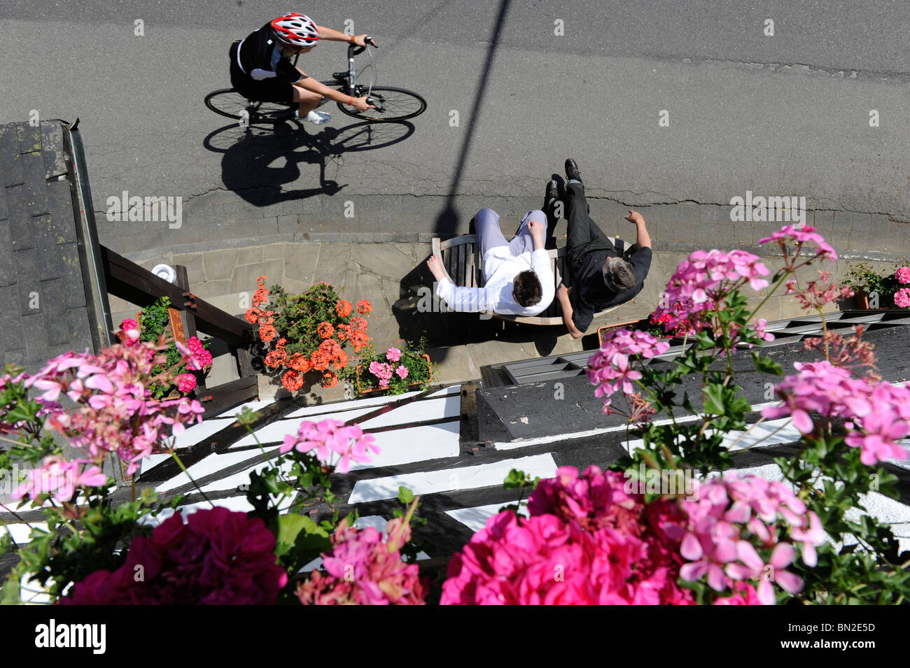 Donna ciclismo vicino incorniciato opera house di Marienthal, Germania. Foto Stock