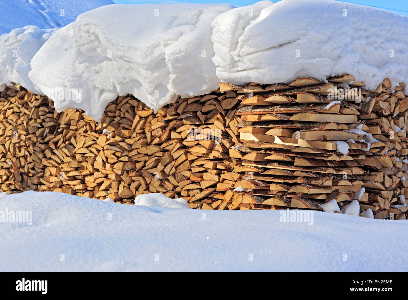 Legna da ardere sotto la neve, Belozersk, Vologda regione, Russia Foto Stock