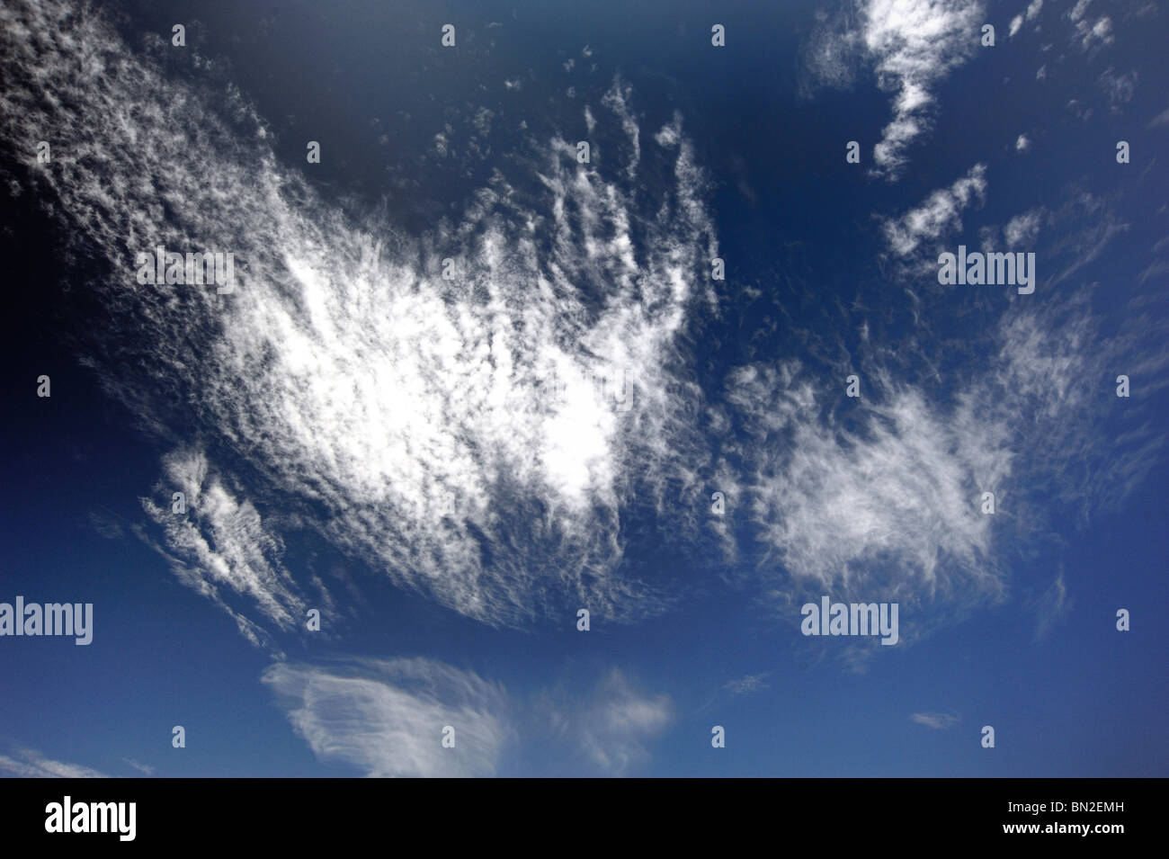 Nuvole bianche galleggiante su un cielo blu Foto Stock