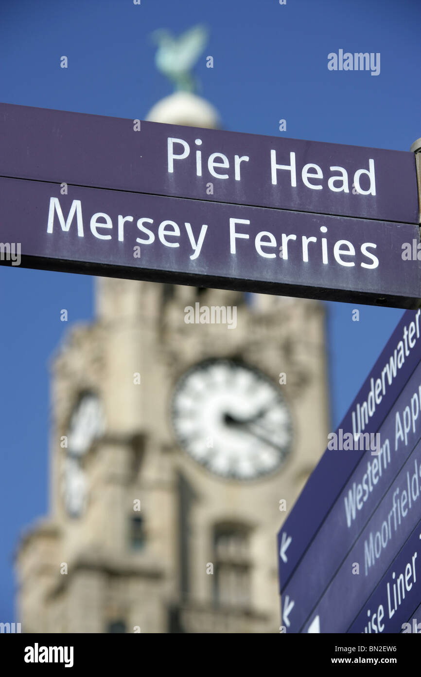 La città di Liverpool, in Inghilterra. Direzione turistica segno a Pier Head Waterfront, con il Royal Liver Building in background. Foto Stock