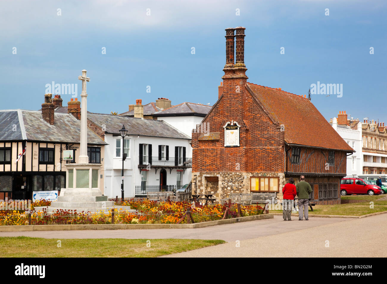 Aldeburgh; discutibile Hall e Memoriale di guerra; Suffolk Foto Stock
