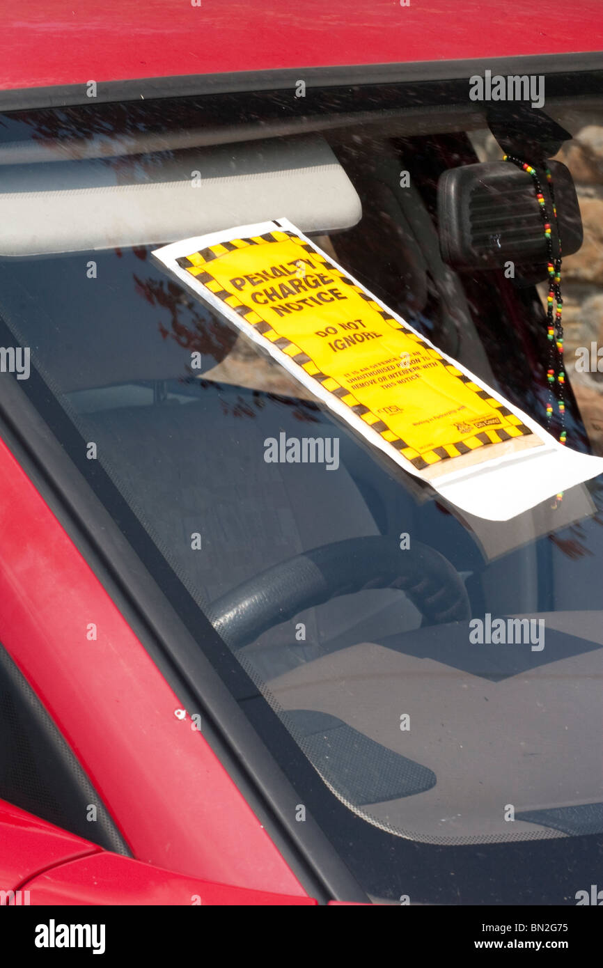 Una penalità avviso incollato sul parabrezza di un auto per il parcheggio vi veicolo nei casi in cui non è consentito Foto Stock