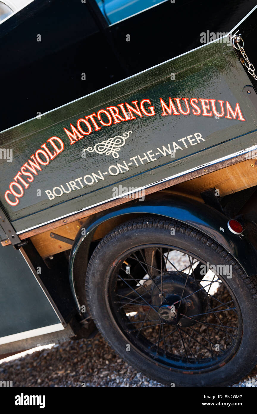 Cotswold motor museum segno sul lato di un classico vintage pick up truck. Bourton sull'acqua, Cotswolds, Gloucestershire, Inghilterra Foto Stock