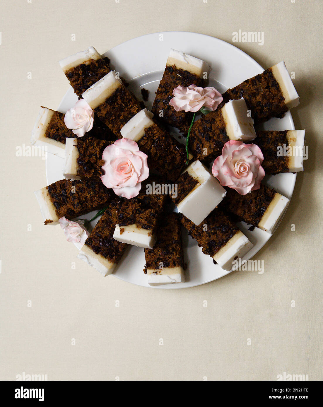 Torta di Nozze tagliata su una piastra Foto Stock