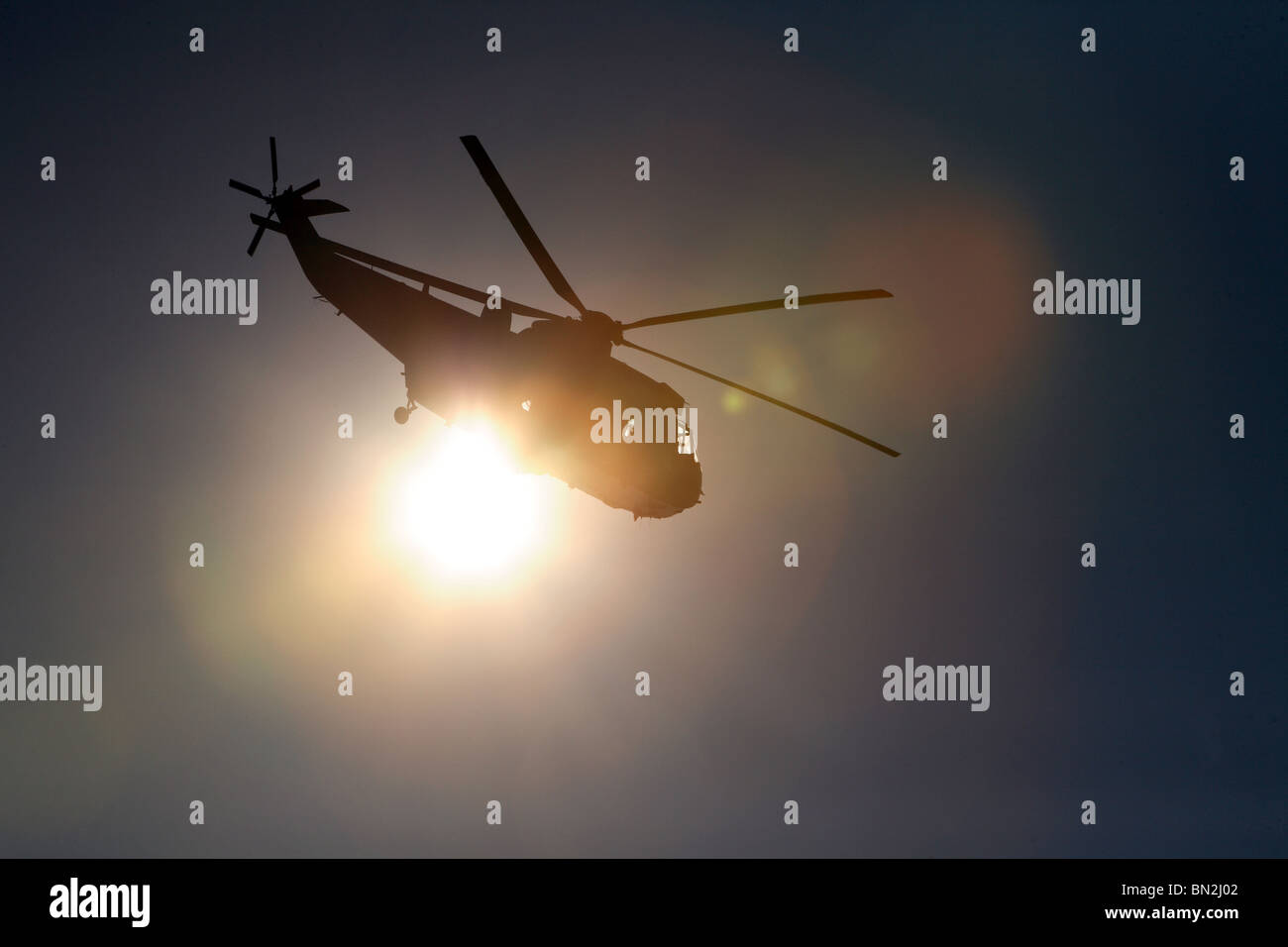 La silhouette di un elicottero in aria Foto Stock