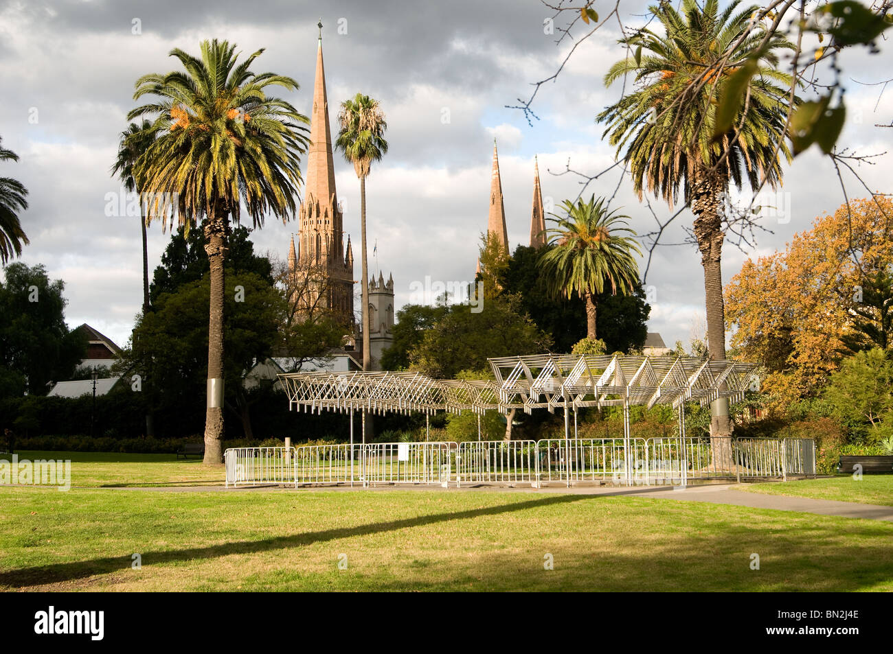 Parco con la Cattedrale di San Patrizio, Melbourne, Australia Foto Stock