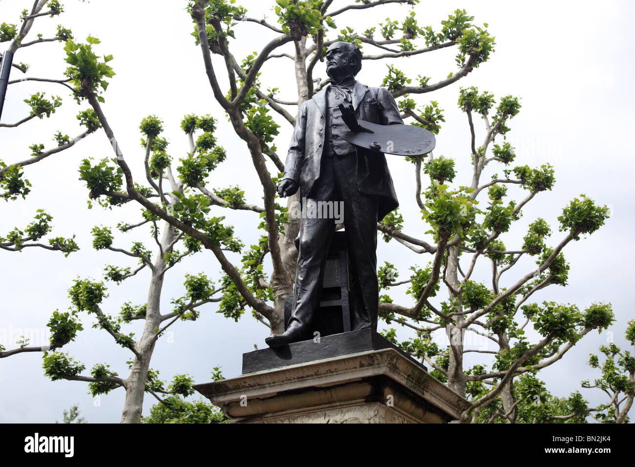 Statua di John Everett Millais da Thomas Brock nella parte posteriore della Tate Britain Gallery, Westminster London, SW1. Foto Stock