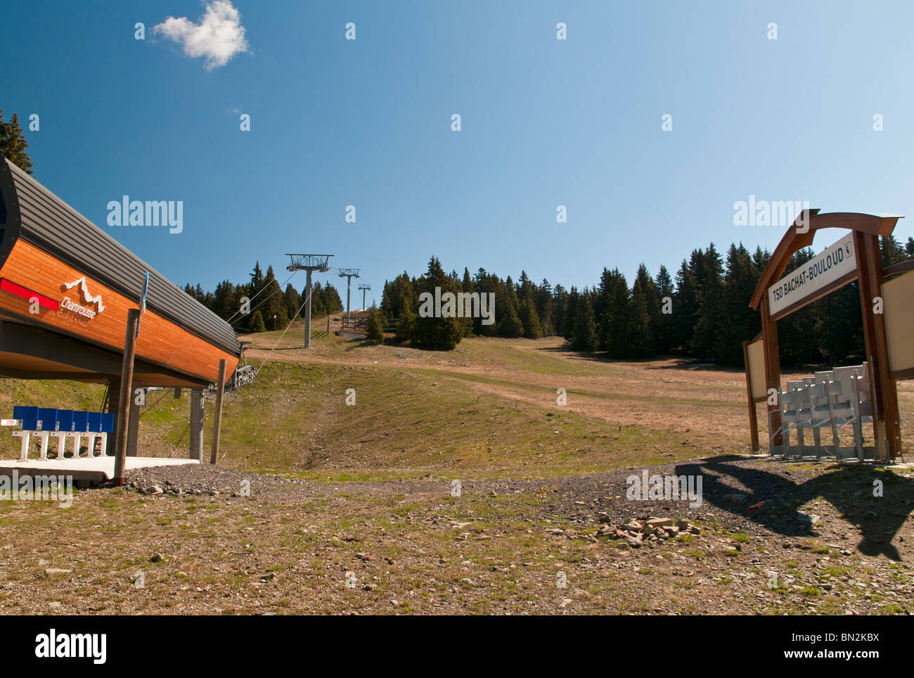 Stazione sciistica in estate, stand i pedaggi a Stazione di imbarco di una seggiovia, Chanrousse, Francia. Foto Stock