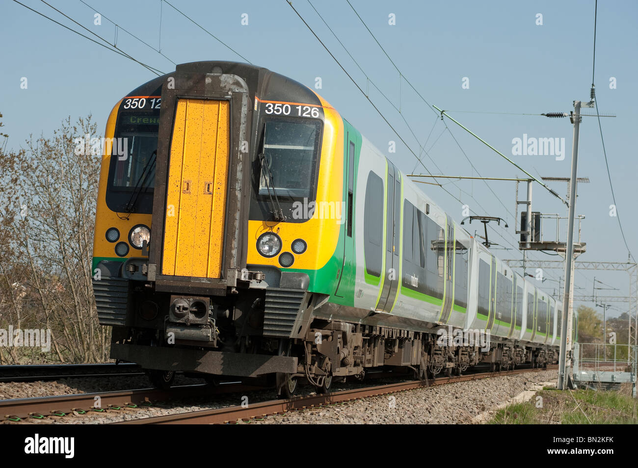 London Midland treni treni passeggeri Classe 350 viaggia a velocità attraverso la campagna inglese. Foto Stock