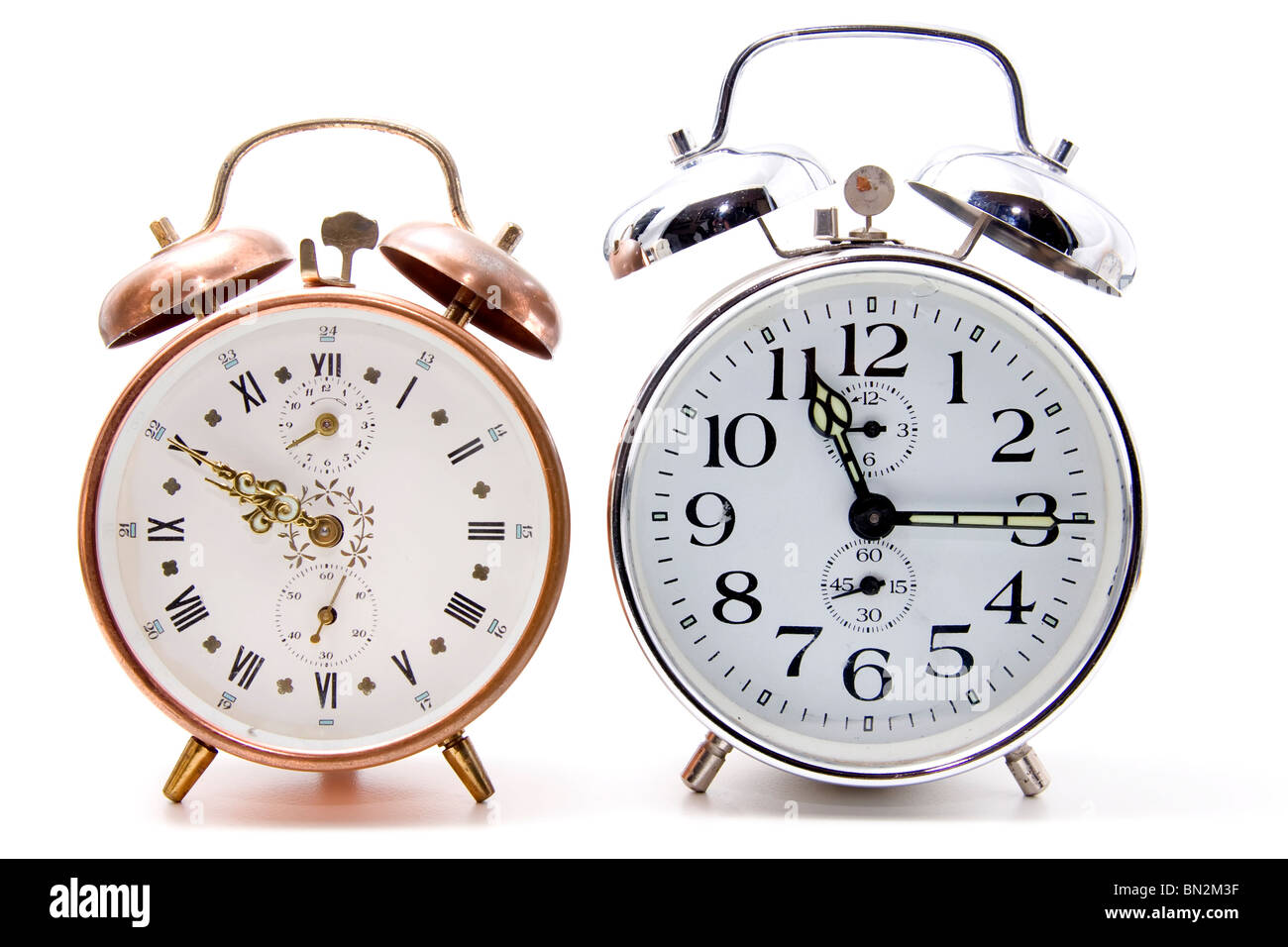 Chrome e cooper sveglia Vista frontale su sfondo bianco Foto Stock